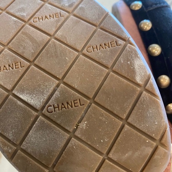 Chanel black suede clogs - size 40. What flower side detail gently worn - Picture 7 of 12